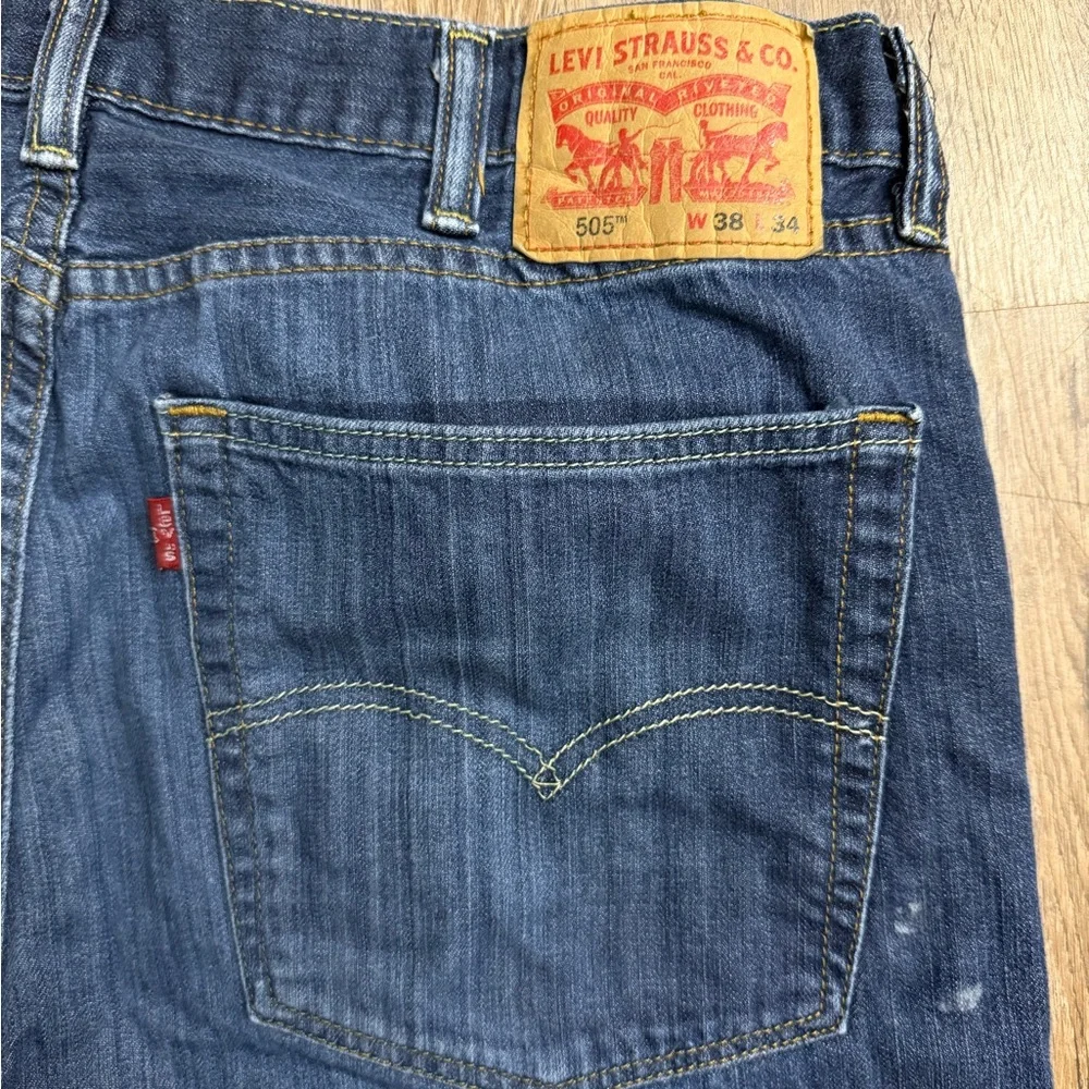 Levi’s • 505 Regular Fit Jeans 38x34